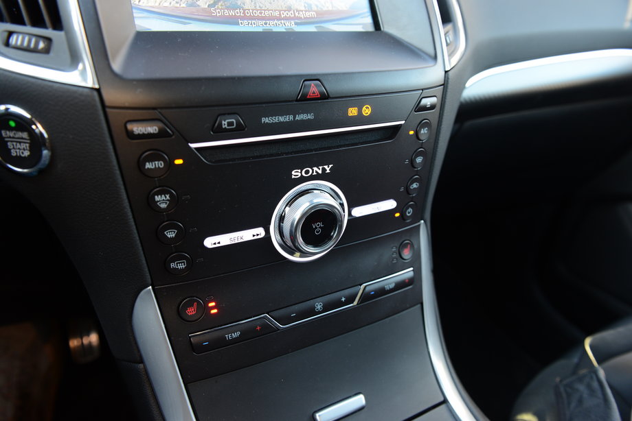 Ford S-Max Hybrid ma radio firmowane przez Sony, z imponującym pokrętłem regulacji głośności w samym centrum. Mało tego! Jest też rarytas: odtwarzacz płyt kompaktowych.