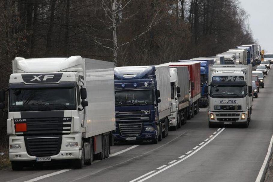 Kierowcy ciężarówek omijają płatne drogi