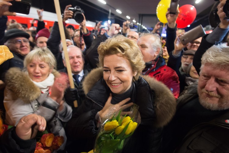 W niedzielę rano na dworcu pojawiły się tłumy łodzian. Wielu z nich trzymało baloniki, kwiaty; robiono zdjęcia. Można było napić się kawy, zejść paczka. Wszyscy oczekiwali przyjazdu pierwszego pociągu, który przyjechał ze Skierniewic. Był 'wypełniony po brzegi'. Jednym z pasażerów była prezydent miasta Hanna Zdanowska.