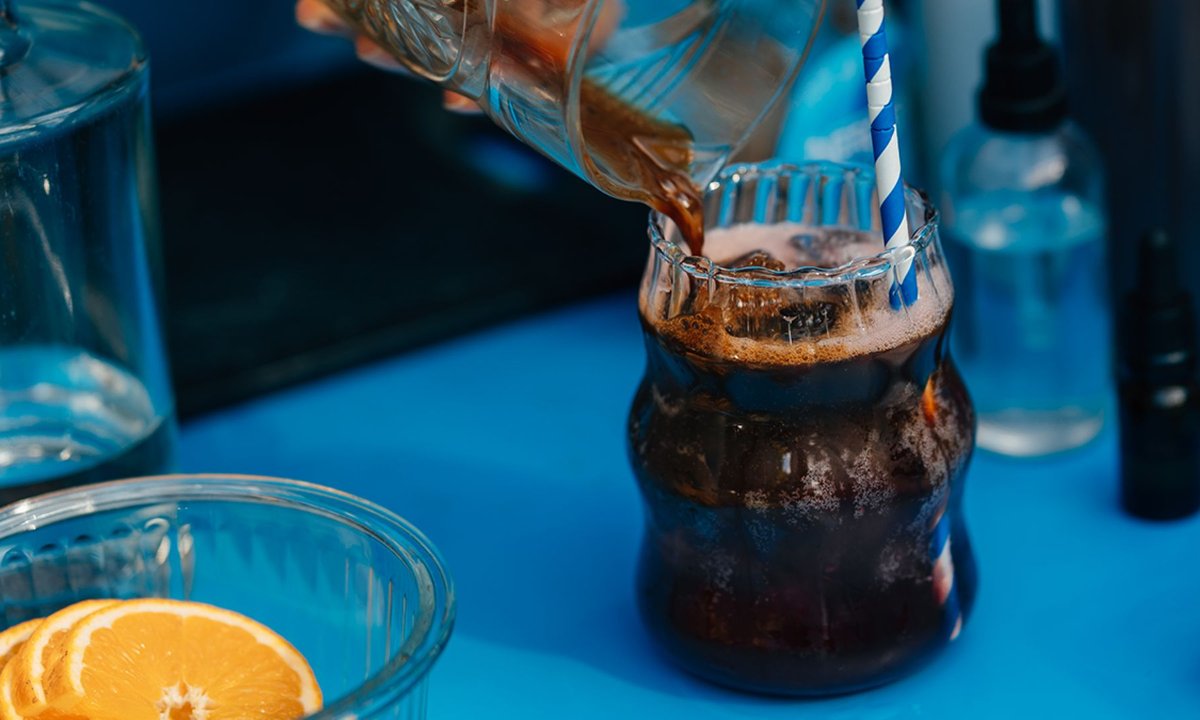 Nowa generacja konsumentów wybiera kawę na zimno – NESCAFÉ rozwija platformę cold coffee