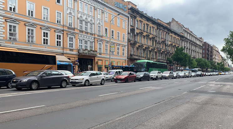 Hatalmas a dugó a városban /Fotó: Blikk