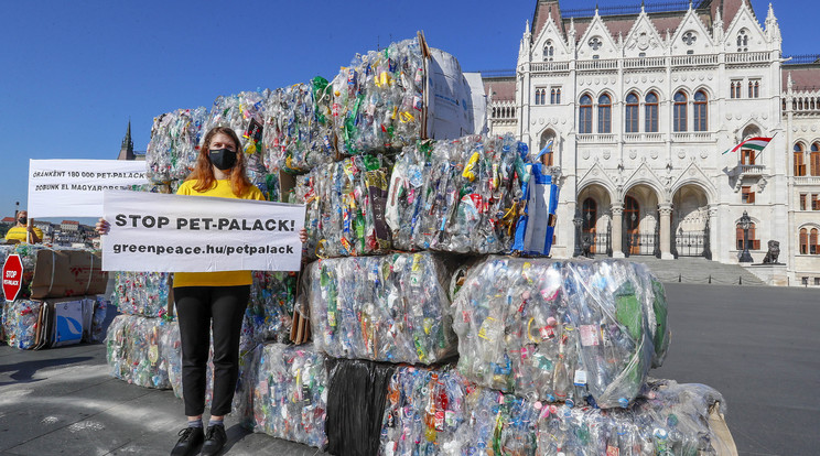 Greenpeace akció a Parlament előtt  / Fotó: Fuszek Gábor