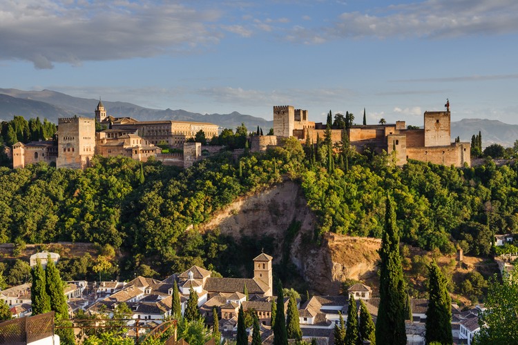 Na 3. miejscu znalazła się Alhambra - warowny zespół pałacowy w Grenadzie w andaluzyjskim regionie Hiszpanii, zbudowany w latach 1232–1273. Alhambra była ostatnim punktem oparcia Arabów w Hiszpanii.