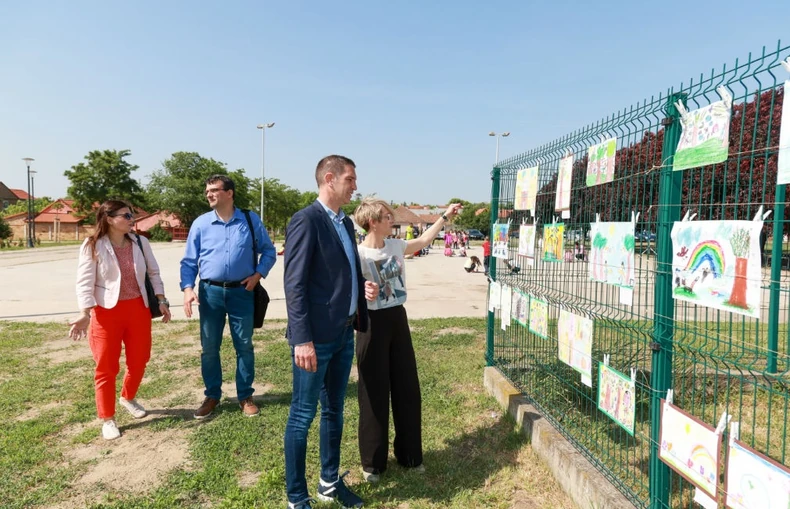 Gradonačelnik Kikinde na izložbi mališana iz Kikinde i Žombolja