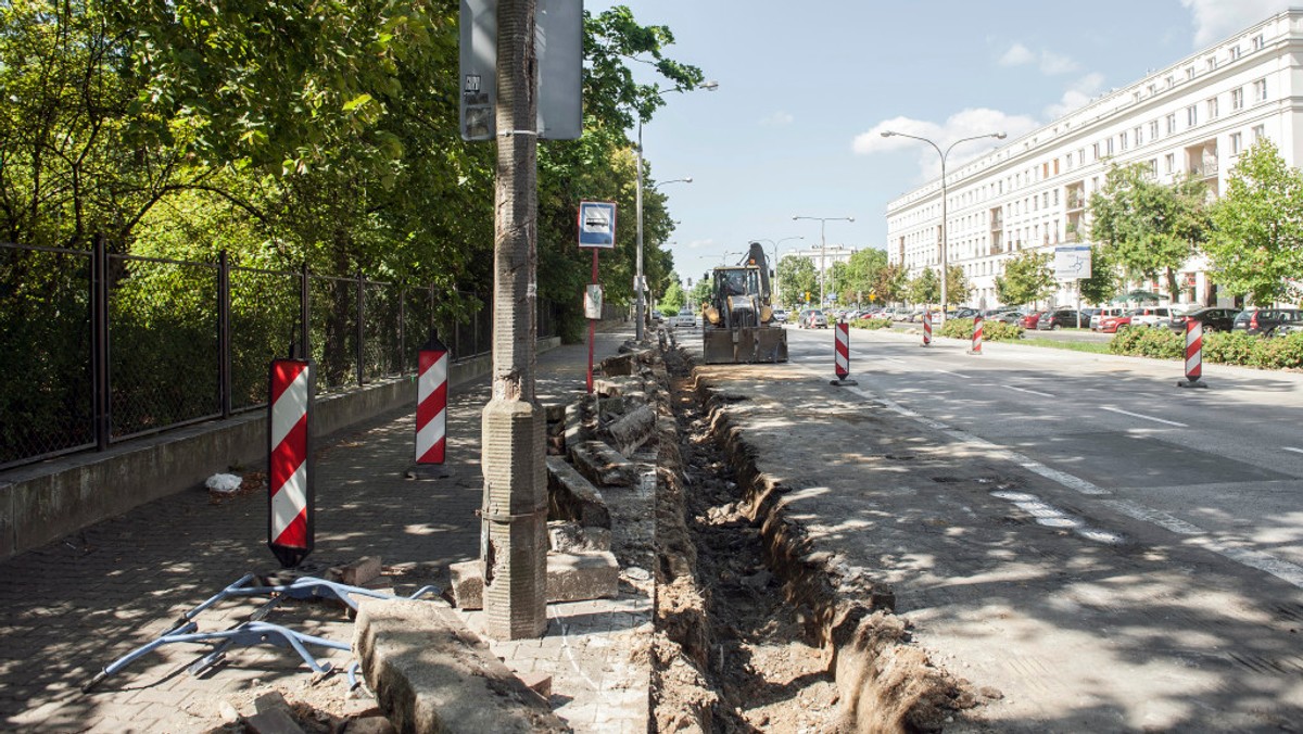 Drogowcy będą wymieniać nawierzchnię na ul. Krasińskiego i al. Niepodległości. Magistralę w tej ostatniej arterii oraz w Al. Jerozolimskich wyremontują wodociągowcy. Tramwajarze będą natomiast kontynuować przebudowę torowiska w al. Jana Pawła II i wprowadzą kolejne utrudnienia. Nowa organizacja ruchu będzie obowiązywać także na ul. Mickiewicza. Podpowiadamy, gdzie w najbliższych dniach kierowcy mogą mieć problemy.