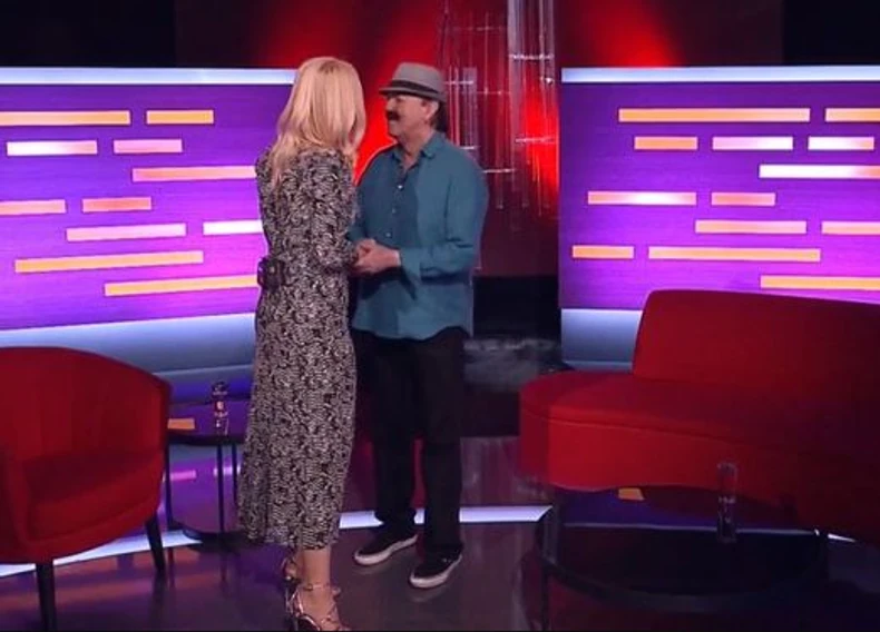 Haris se ljubi sa voditeljkom