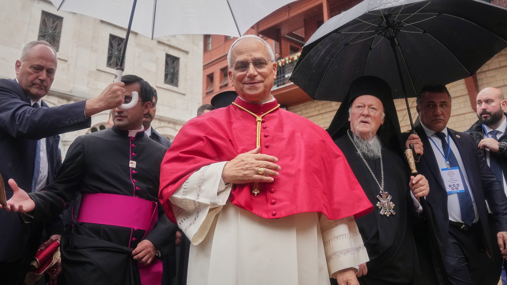 Pápež Lev XIV. (uprostred) a ekumenický patriarcha pravoslávnej cirkvi Bartolomej I.