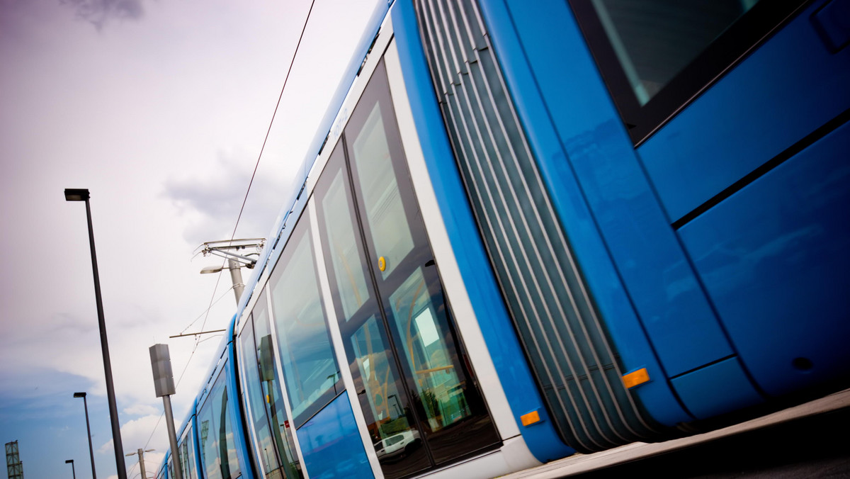 Solaris i Newag odwołały się od decyzji MPK, które jako dostawcę 36 tramwajów dla Krakowa wybrało Pesę. Bydgoski tramwaj, według Solarisa, nie spełnia kryteriów zamówienia. Walka o warte ponad 350 mln złotych zamówienie rozstrzygnie się w Krajowej Izbie Odwoławczej.