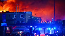 ogromny pożar pod warszawą. toksyny w powietrzu. straż pożarna apeluje