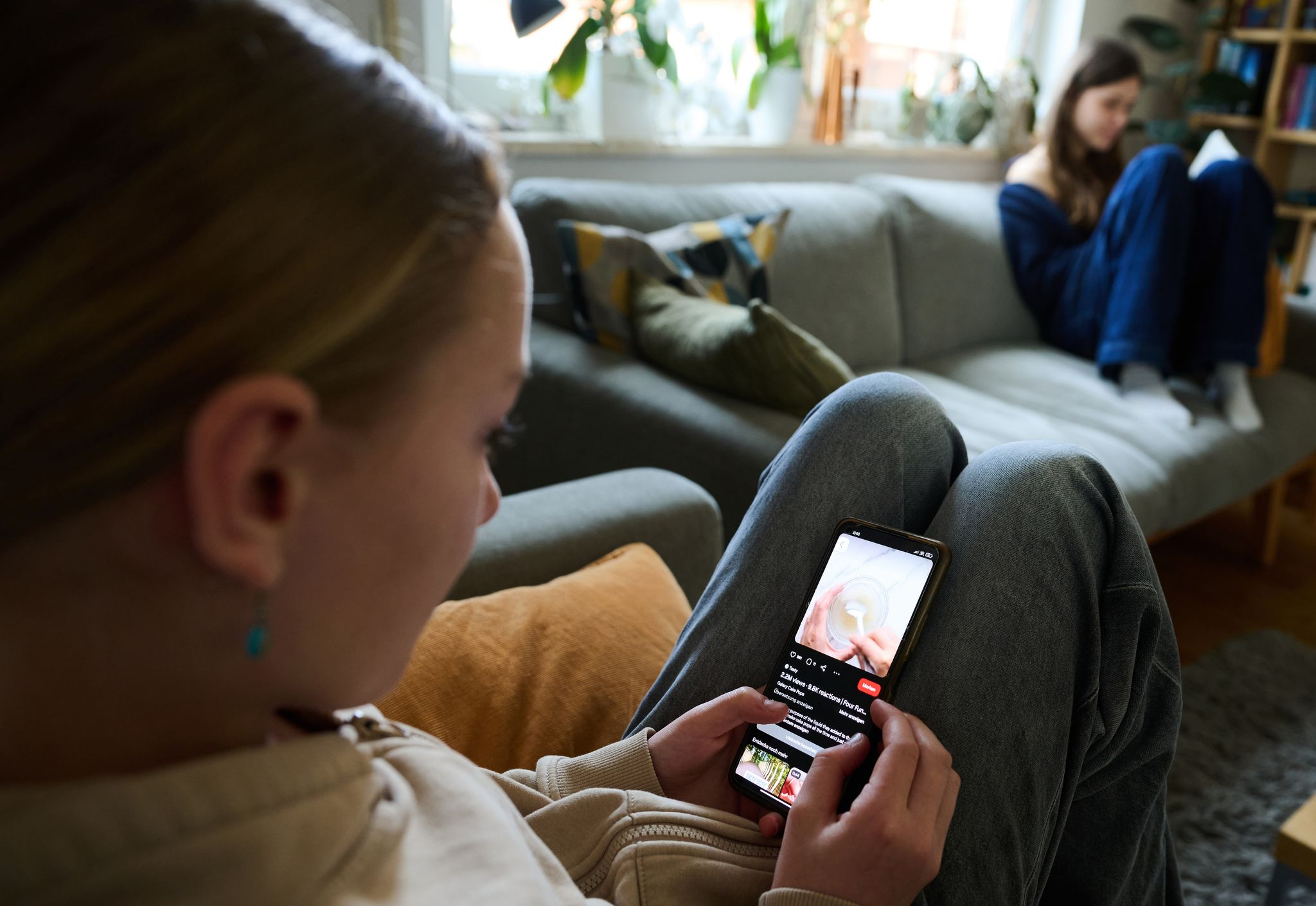 Deutsche 72 Stunden pro Woche online – mehr als sie schlafen