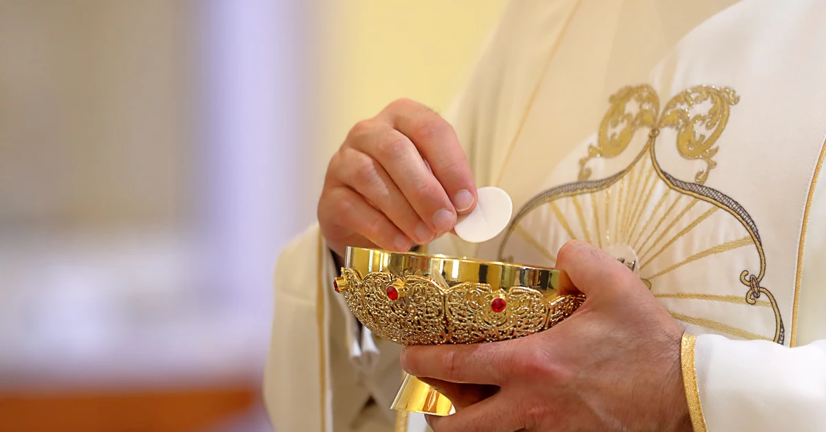 Ksiądz radzi, jak nie przyjmować Komunii Świętej. "Dziubek" i "ryba wyrzucona na brzeg" [WIDEO]