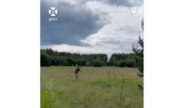 Ukrajinski vojnik puškom oborio ruski dron