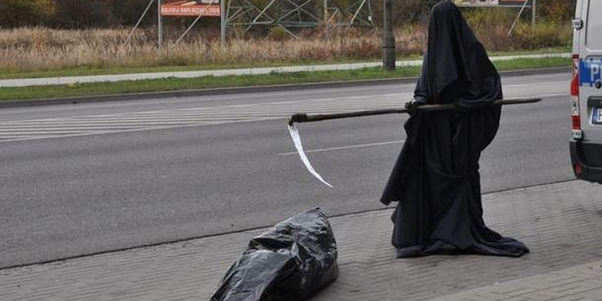 Makabra w Lubelskiem. Przy drodze leży ciało, a obok stoi śmierć!