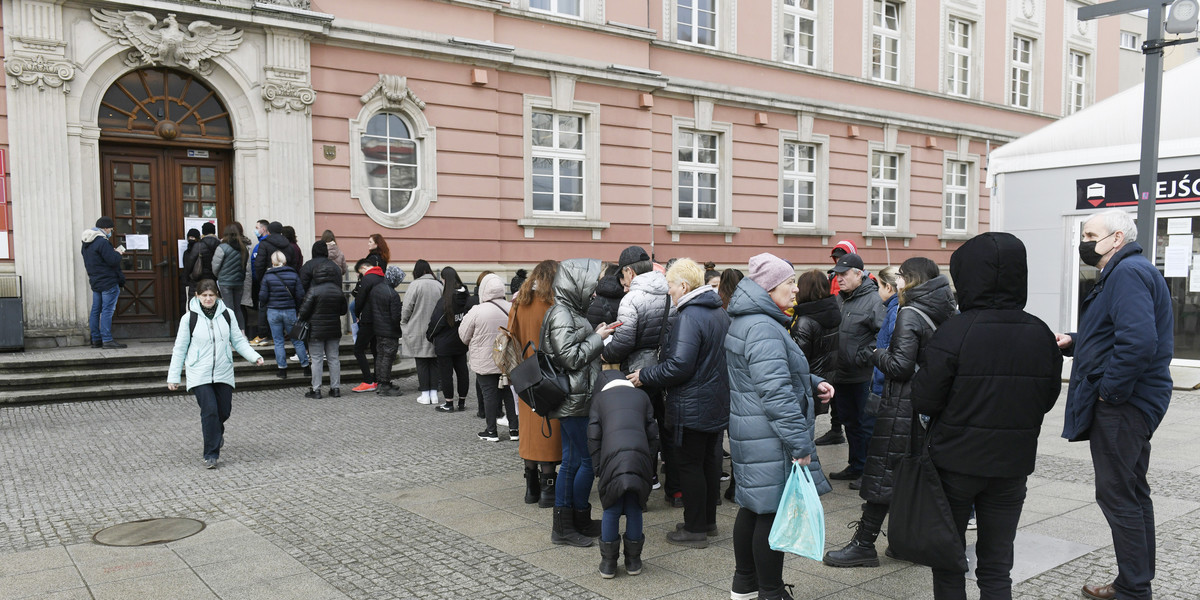 Część osób, starająca się o wydanie numeru PESEL jest umówiona na dziś. Większość jednak stoi, żeby... móc zarezerwować termin wizyty.