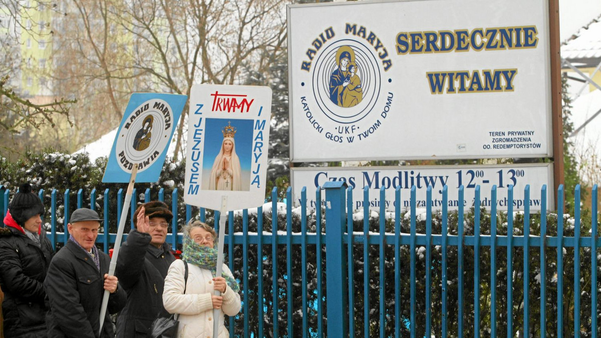 Słuchaczka Radia Maryja nie ma siły, by modlić się za tych, którzy z o. Tadeuszem Rydzykiem wojują. W listach do polityków słuchacze "katolickiego głosu" nazywają ich "katolikami, ale…". Polecają też pilne "znalezienie duchowego kierownika". A ojca Tadeusza Rydzyka porównują do zagłodzonego na śmierć w obozie Auschwitz świętego Maksymiliana Kolbego.