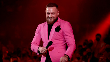 Conor McGregor razem z żoną cieszy się z nowej zabawki