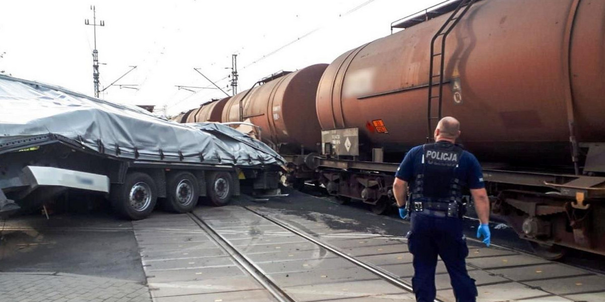 Świebodzin: Groźny wypadek. Tir wjechał pod pociąg. Kierowca był pijany