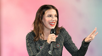 Ez itt tényleg Millie Bobby Brown? Alig ismertünk rá a Stranger Things 21 éves színésznőjére, királynőként tündökölt a vörös szőnyegen