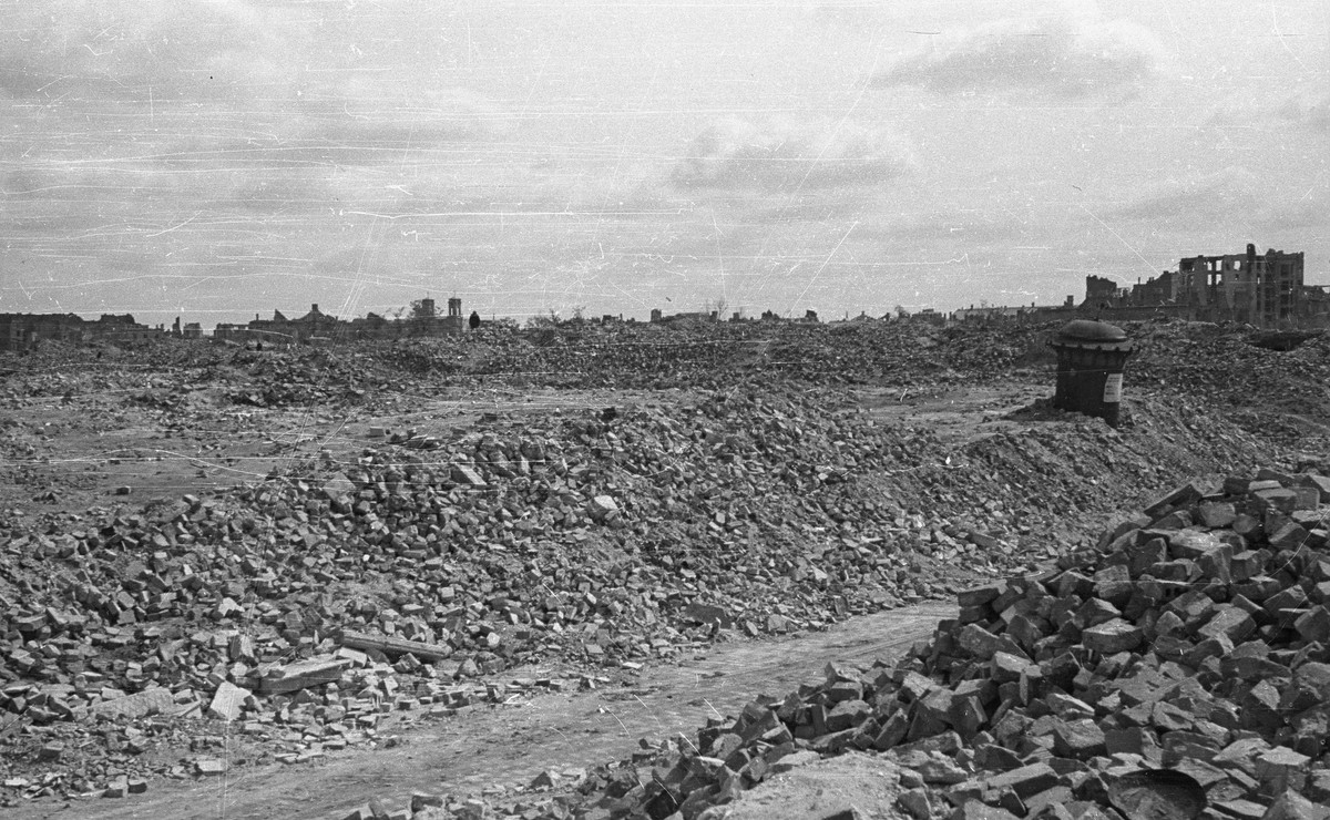 Zniszczenia na terenie byłego getta w Warszawie