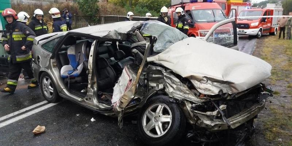 Tragiczny wypadek. Samochód zderzył się z autobusem