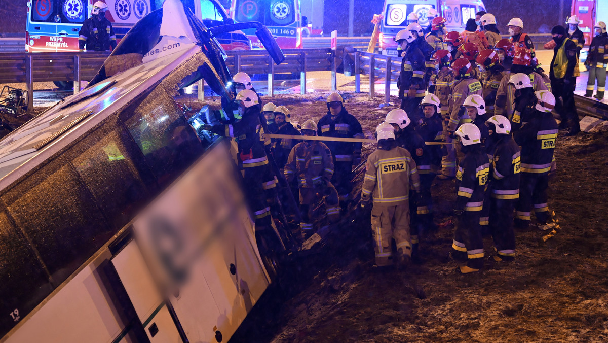 Akcja ratunkowa po wypadku autobusu na A4 w Kaszycach
