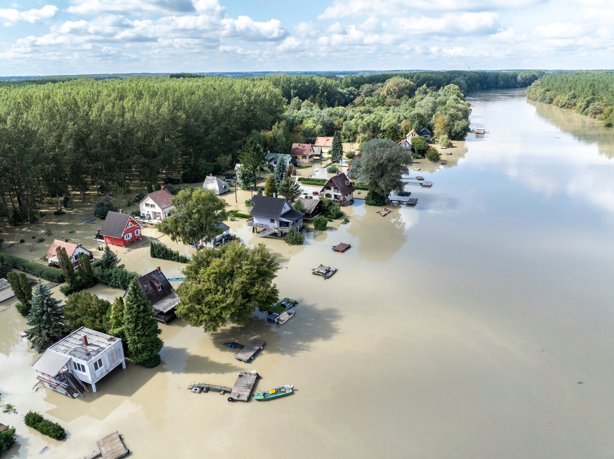 Na leteckej snímke zaplavená maďarská obec Vének a rozvodnený Dunaj pri maďarskom Győre v utorok 17. septembra 2024.