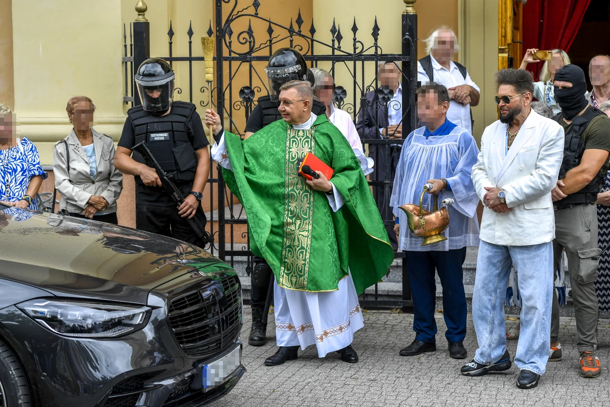  Krzysztof Rutkowski poświęcił przed kościołem kolekcję swoich samochodów. Są warte miliony FOTO