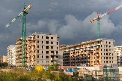 Ciemne chmury nad ratami kredytów. UOKiK znalazł sposób na podwyżki, ale ten może nie zadziałać