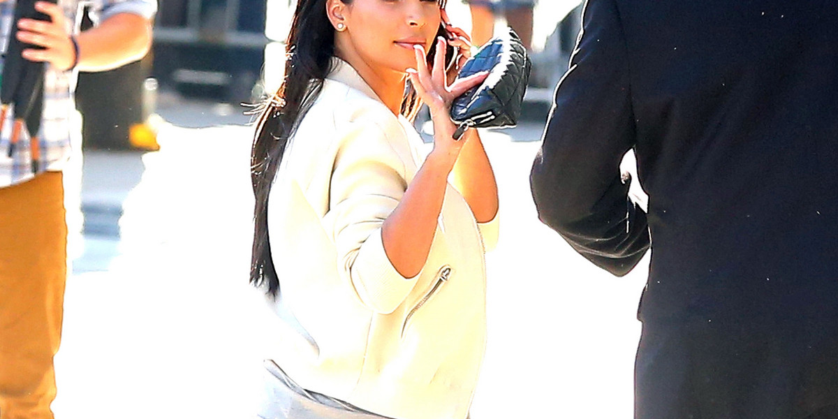 Stylizacja Kim Kardashian w Jimmy Kimmel Show