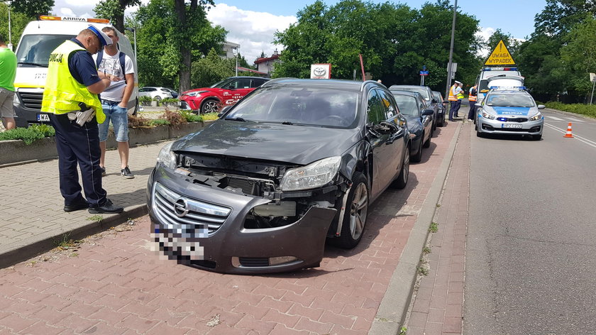 Wypadek autobusu w Warszawie. Kierowca wjechał w zaparkowane samochody