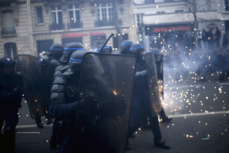 Starcia z policją na ulicach Paryża