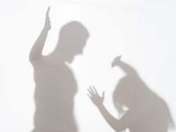 Cierpienie wielowymiarowe: Zbadano, jak doświadczenie przemocy ze strony partnera wpływa na ciało i umysł