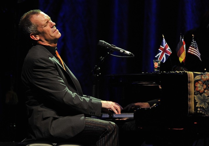 Hugh Laurie podczas koncertu w Berlinie