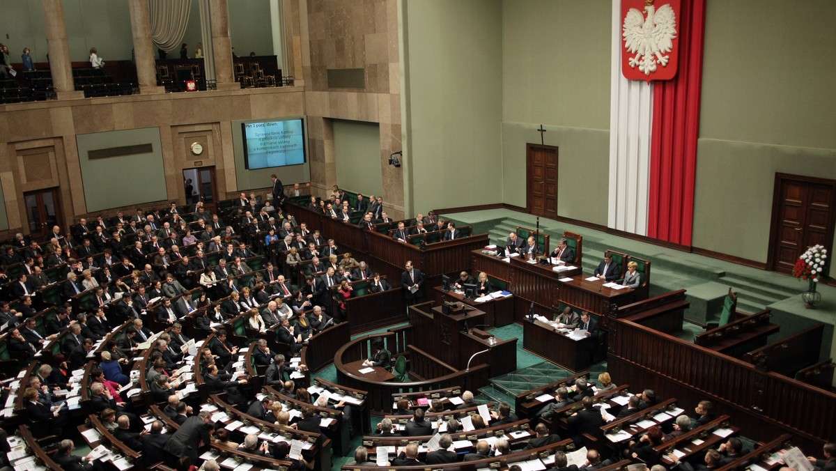 W czwartek Sejm rozpoczyna trzydniowe posiedzenie - pierwsze po 6-tygodniowej, wakacyjnej przerwie. Posłowie rozpatrzą sprawozdanie z prac sejmowej komisji śledczej ds. tzw. afery hazardowej, wysłuchają również informacji o umowie gazowej z Rosją.