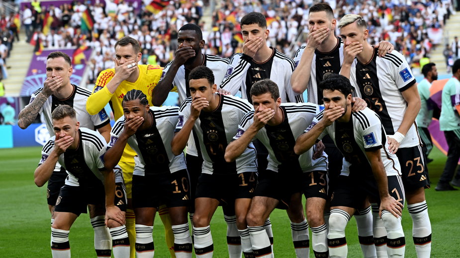 Niemieccy piłkarze przed meczem z Japonią zasłonili usta, by wyrazić swój sprzeciw wobec decyzji FIFA
