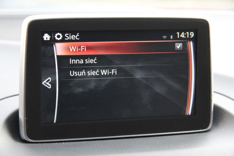 W menu systemu multimedialnego Mazdy trzeba znaleźć opcję Wi-Fi.