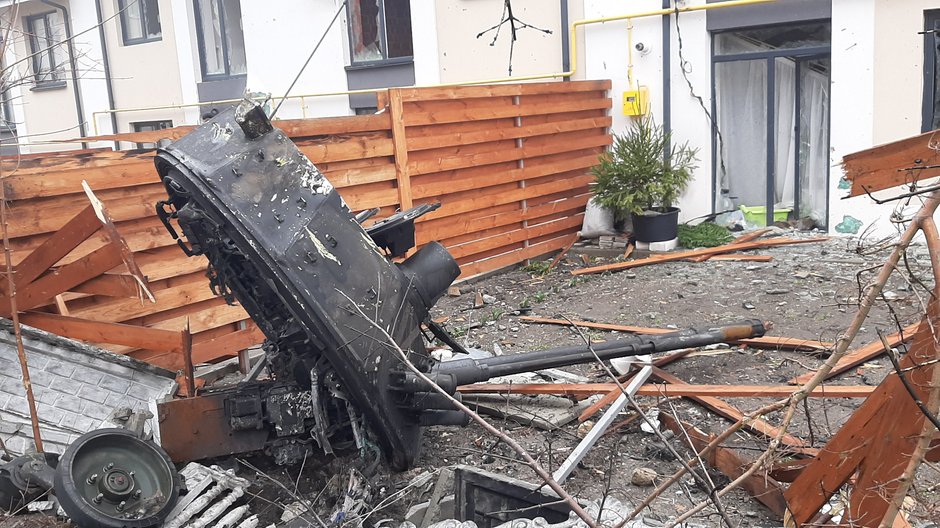 Wieża BMP-3 wyrzucona do ogródka po uderzeniu z NLAW w Irpieniu.