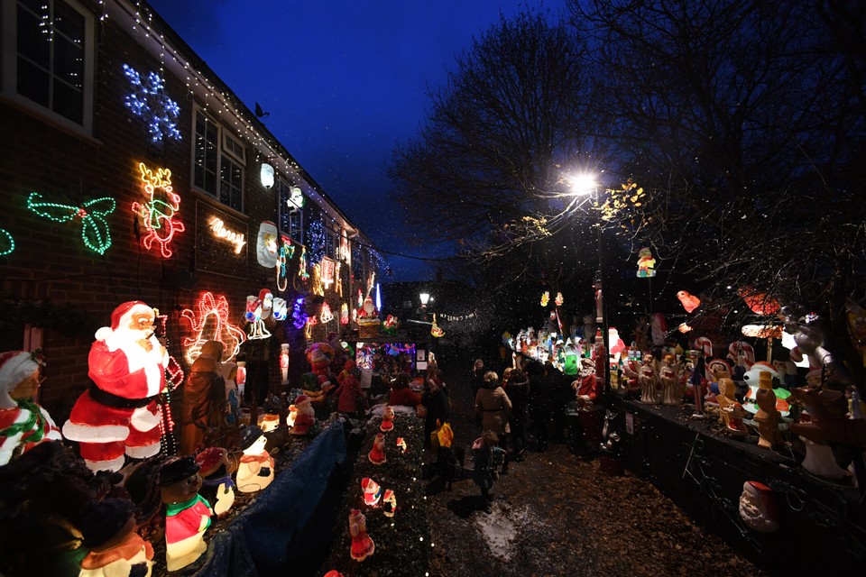 epa06398752 - BRITAIN CHRITSTMAS (Christmas Lights in London)