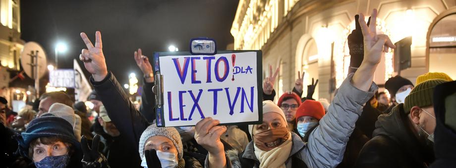 Prezydent Andrzej Duda posłuchał głosu tysięcy osób protestujących przeciw lex TVN na ulicach oraz milionów, które podpisały się pod apelem w obronie TVN i zawetował nowelizację ustawy medialnej. Warszawa, 19 grudnia 2021 r.