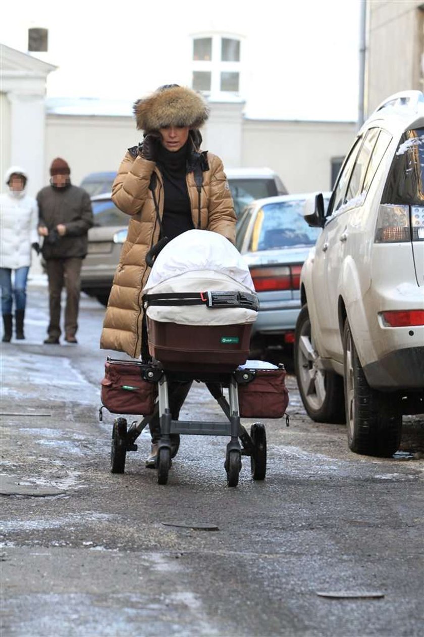 Anna Mucha z córeczką na spacerze. Foto