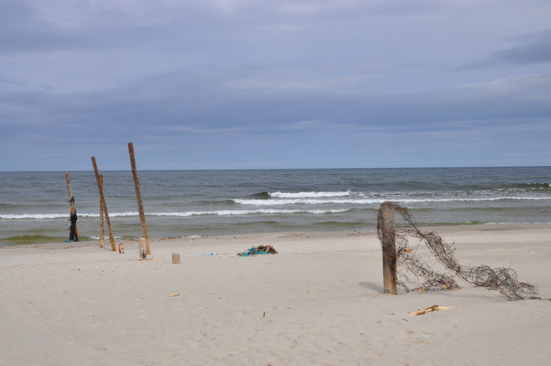 Odcinek granicy Polski z Kaliningradem na plaży w Piaskach