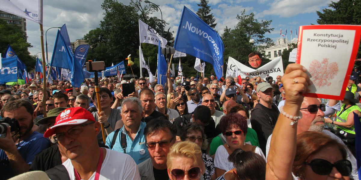 Protest opozycji przed Sejmem