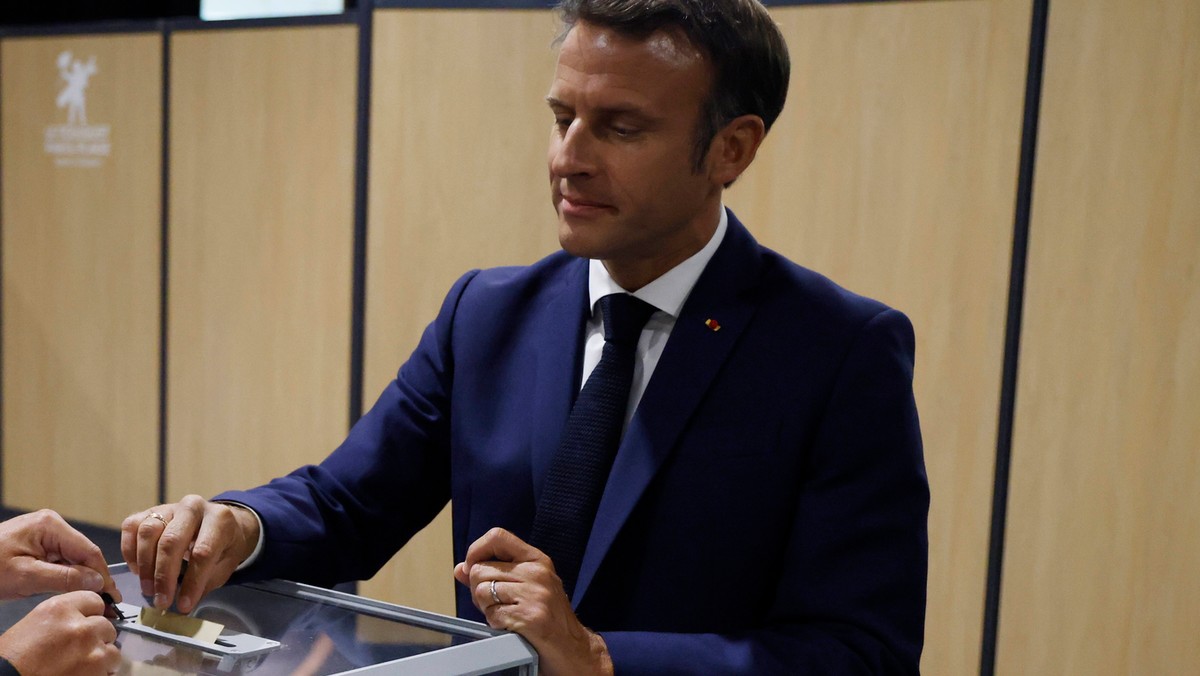 Prezydent Francji Emmanuel Macron podczas I tury wyborów parlamentarnych