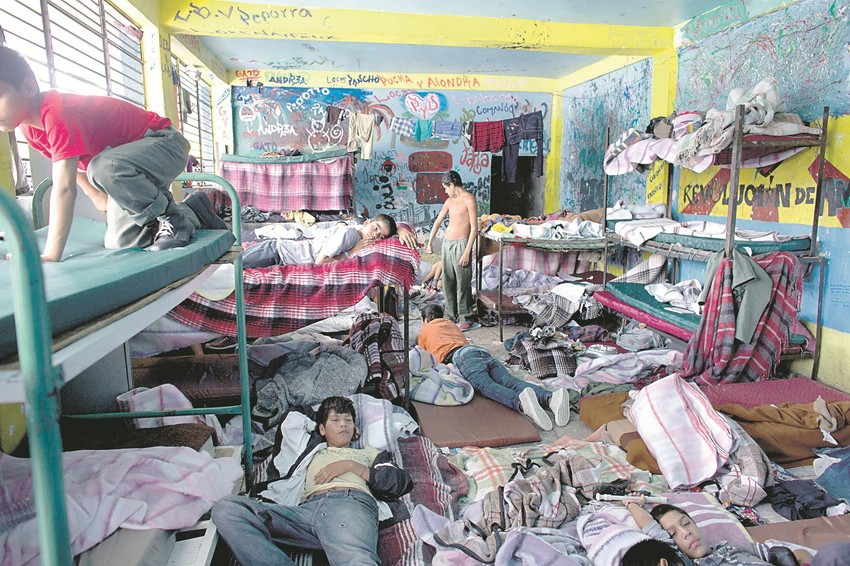 Stanovnici centra mogli su da izlaze napolje samo u pratnji zaposlenih, a sobe su im bile pune đubreta