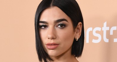 Dua Lipa őrületesen vagány hosszú, platinaszőke hajjal