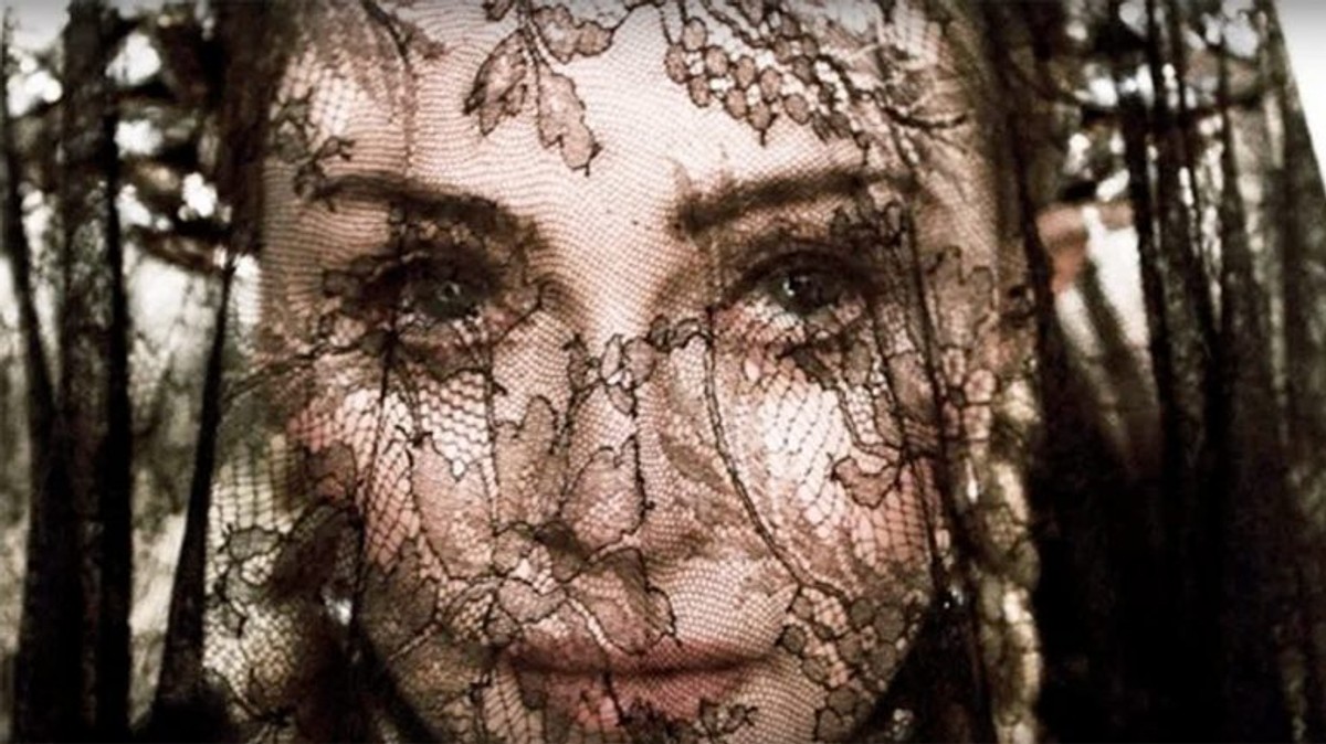 Madonna nawiązuje do historii Joanny d'Arc. Zobacz teledysk do piosenki "Dark Ballet"