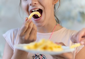 Tinejdžerka jede pomfrit