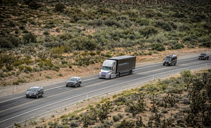 Autonomiczne pojazdy to niekoniecznie zła wiadomość dla długodystansowców, jako że przemysł transportowy już teraz mierzy się z coraz mniejszą liczbą kierowców.<br><br>


W Stanach Zjednoczonych coraz mniej młodych ludzi chce wykonywać tę pracę. Średni wiek kierowców wynosi 49 lat, więc w ciągu 10 lat wielu z nich będzie blisko przejścia na emeryturę – wynika z danych Amerykańskich Stowarzyszeń Transportowych. Zanim to się stanie, technologia samoprowadzenia może sprawić, że praca ta będzie mniej stresująca.<br><br>


„Najlepsze porównanie to komercyjny transport lotniczy, który od jakiegoś czasu jest bardzo zautomatyzowany” – powiedział Sean McNally, rzecznik prasowy American Trucking Associations. „Kierowcy będą obsługiwać takie czynności jak odbiór i dostarczanie, podobnie jak piloci są odpowiedzialni za start i lądowanie, ale przechodzą na bardziej zautomatyzowane systemy w trakcie dalekich podróży”.
