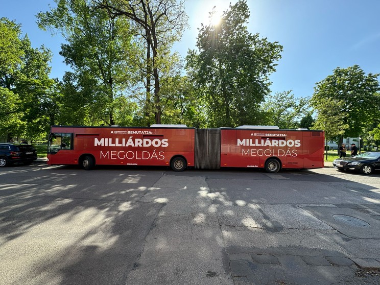 Az értékes rakományt a párt kampánybusza viszi el az ország minden szegletébe /Fotó: Megoldás Mozgalom