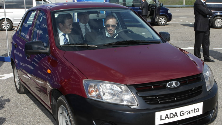 Władimir Putin, wówczas premier Rosji, prowadzi nowy model rosyjskiego samochodu Lada Granta, 11 maja 2011 r.